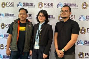 Ketua EASGA FC Kuningan, Dede Awaludin  berfoto bersama dengan wakil  ketua umum II PSSI, Ratu Tisha Destria.
